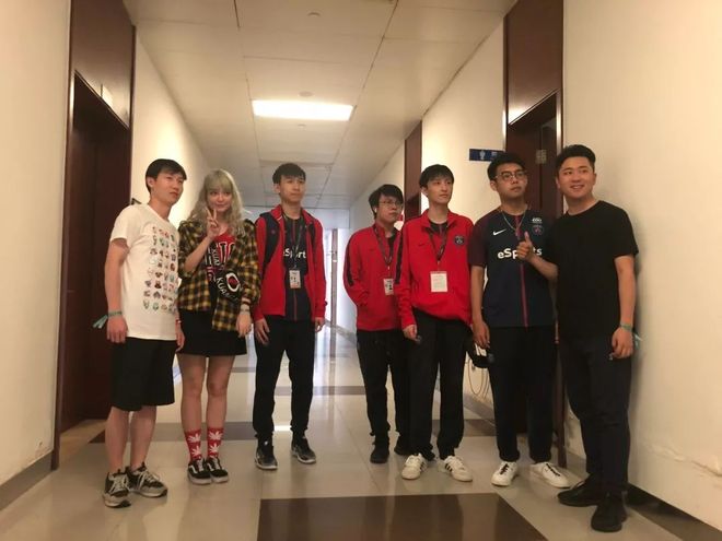 而是以